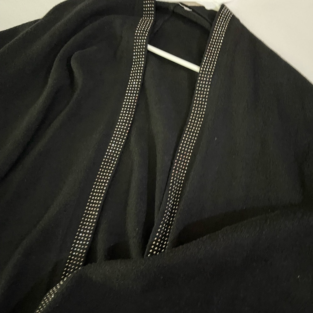 La Fiorebtina Shawl -new! A year round staple item. Wear w/jeans or dress!
